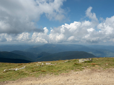 喀尔巴阡山脉拍摄的山, 西乌克兰。夏季的山地牧场。白色的大积云在蓝天动。乌克兰自然景观在8月。背景模糊