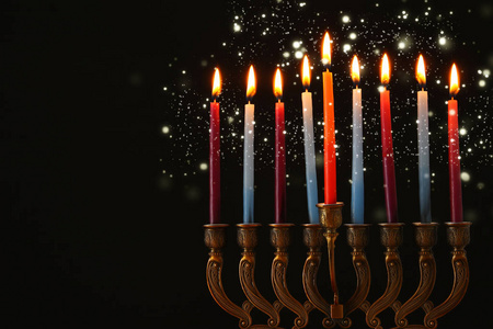 犹太节日光明节背景与米诺拉传统烛光和蜡烛的形象
