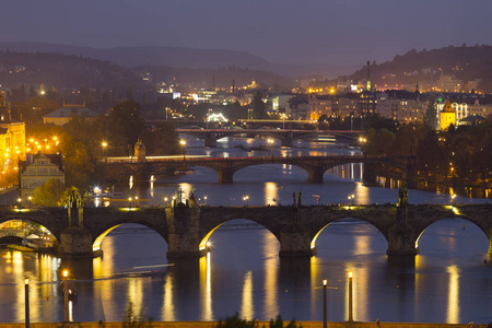 布拉格之夜，城市与它的建筑，塔，大教堂和桥梁，捷克共和国
