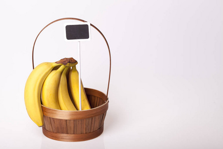 香蕉桌上的新鲜水果广告图片