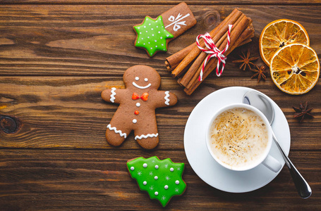 圣诞节自制姜饼饼干与香料和杯可可在木制背景