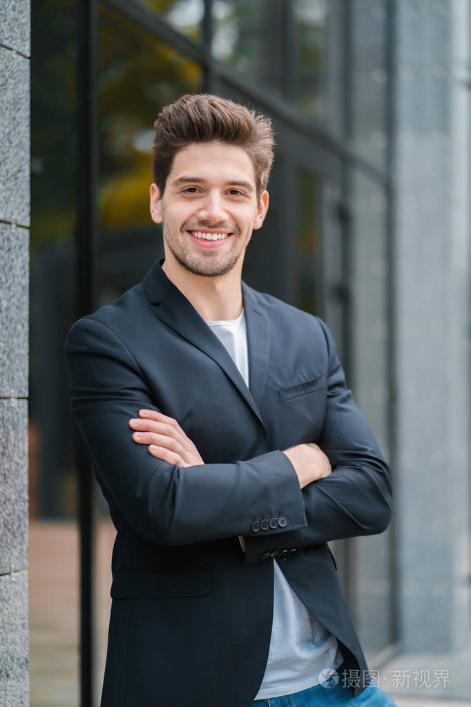 穿着商务服的男人看着相机微笑. 帅哥的肖像画.