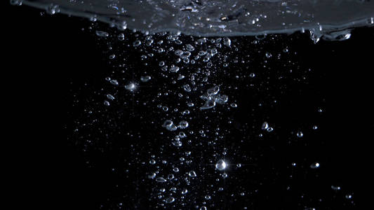 模糊的图像关闭苏打水气泡，凝固或飞溅或闪闪发光，就像爆炸的在黑色背景，代表清爽的碳酸饮料菜单。