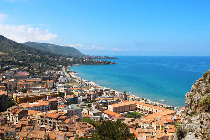 具有美丽海滩和地中海的意大利西西里岛的头孢拉鲁鸟瞰图