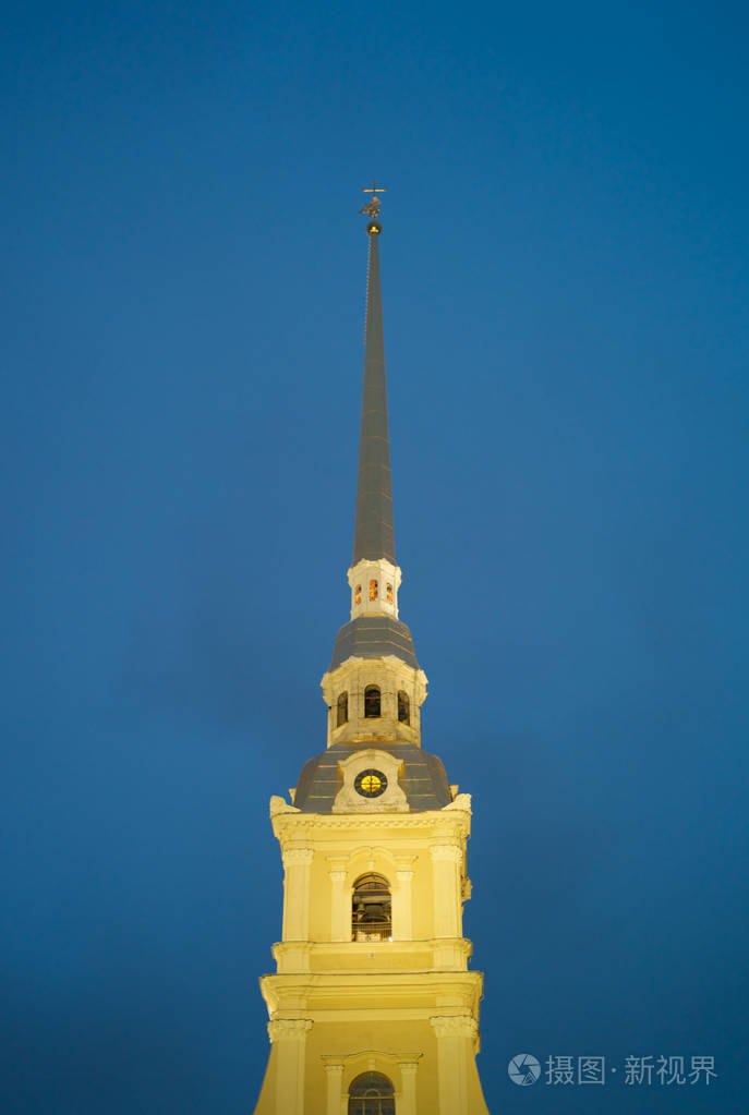 彼得和保罗大教堂尖塔俄罗斯圣彼得堡。 明亮的灯光映衬着深蓝色的天空。
