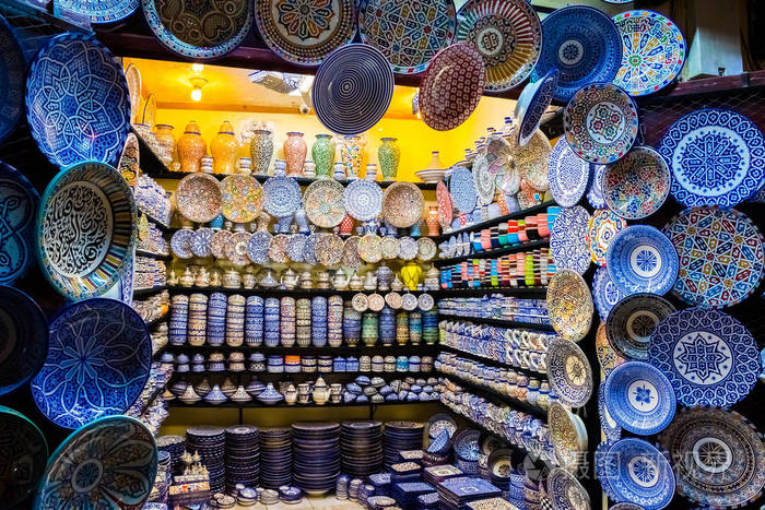 五颜六色的工艺品店与陶瓷艺术的传统摩洛哥市场在非斯, 摩洛哥, 非洲
