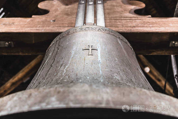 带有宗教符号的大教堂钟声
