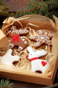 圣诞自制姜饼小鹿，盒子里有星星。特写