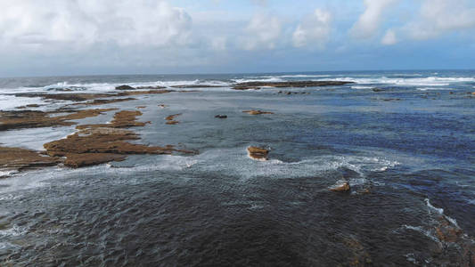 在爱尔兰西海岸的蓝色海洋水域鸟瞰图