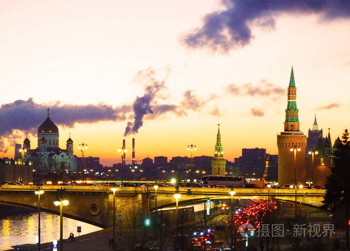 从大桥到克里姆林宫莫斯科河和莫斯科城的景色。日落全景，莫斯科，俄罗斯