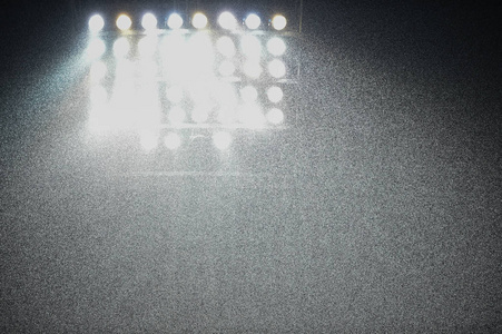 在体育场和聚光灯下下雨