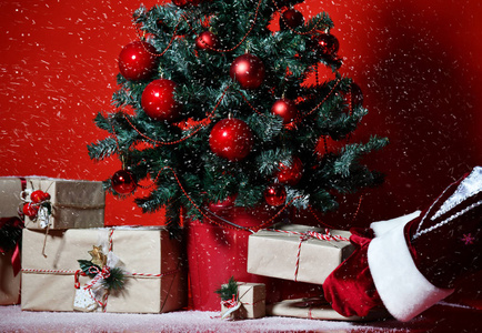 圣诞树装饰与红色拼凑装饰球和圣诞老人手放工艺礼物礼物