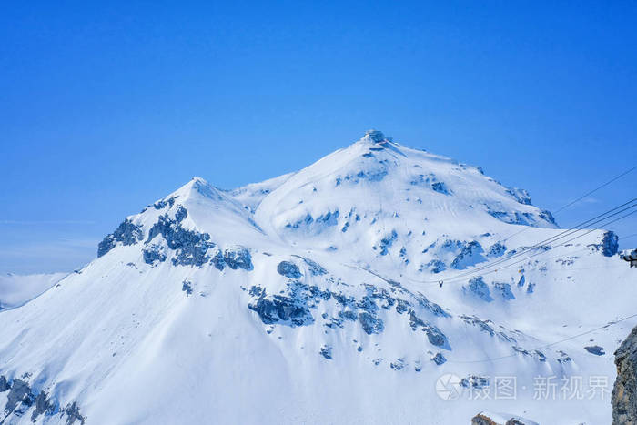 瑞士雪松瑞士天际线的迷人全景雪域