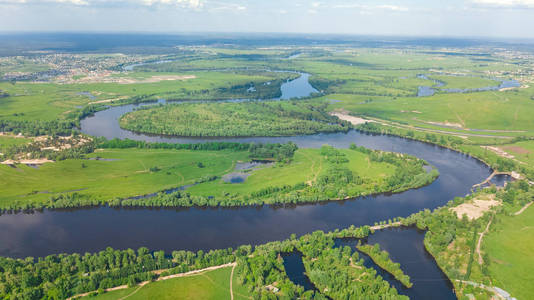 从基辅城市天际线和乌克兰春季自然公园上方的基辅城市景观Dnieper和Dniester河绿岛空中无人机景观。
