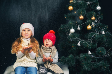 女孩们在圣诞树旁玩得很开心.