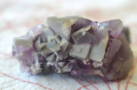 天然紫色立方萤石团簇。 紫色萤石天然水晶美丽萤石为网格 保护稳定接地巫术石。