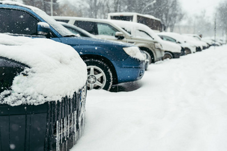 冬天的户外停车场上覆盖着雪的汽车。 生活方式