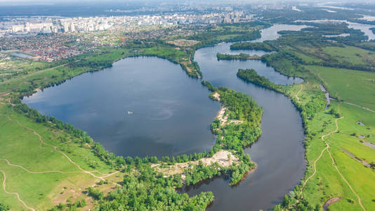 从基辅城市天际线和乌克兰春季自然公园上方的基辅城市景观Dnieper和Dniester河绿岛空中无人机景观。