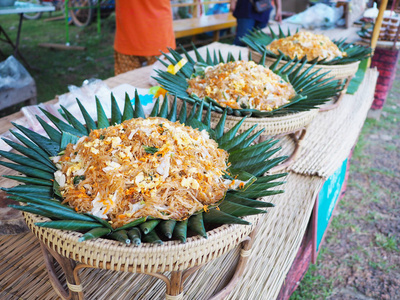 炸面泰国风格的竹篮与香蕉绿叶销售在市场上。