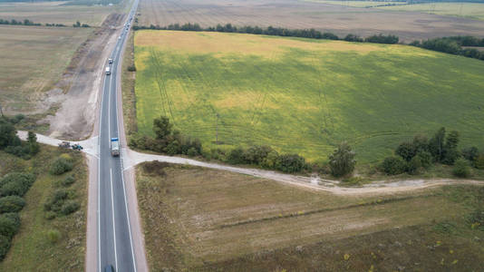 绿色田野道路的鸟瞰图。