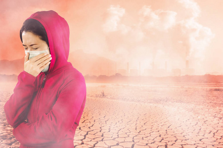 有流感的妇女穿着红色衣服，戴着口罩，在空气污染的背景下，保持感冒和流感的健康观念。