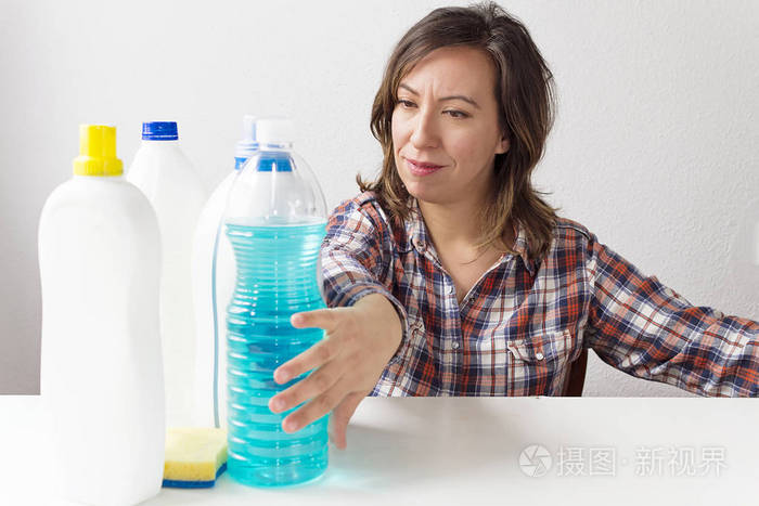 一个女人想知道清洁和清洁产品