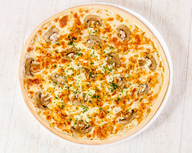 带蘑菇和奶酪的披萨