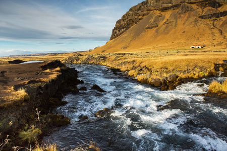 美丽的冰岛景观。 奇妙的冰岛景观。 群山和戏剧性的天空。