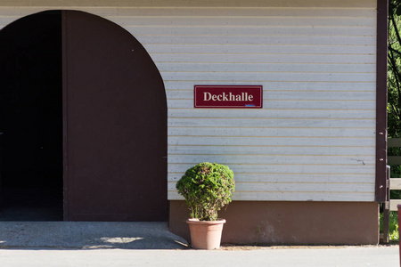 五月，在德国南部的农村，在慕尼黑和斯图加特和斯图加特市附近的晴朗的蓝天上，deckhalle的意思是feril Hall。