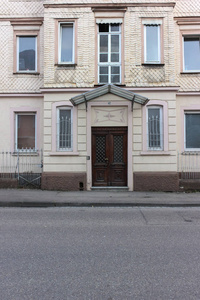 德国南部慕尼黑和斯图加特附近历史城市建筑物上有门窗或装饰品的旧门面