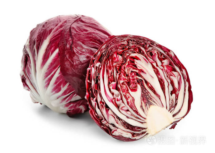 白色背景下成熟的红色卷心菜
