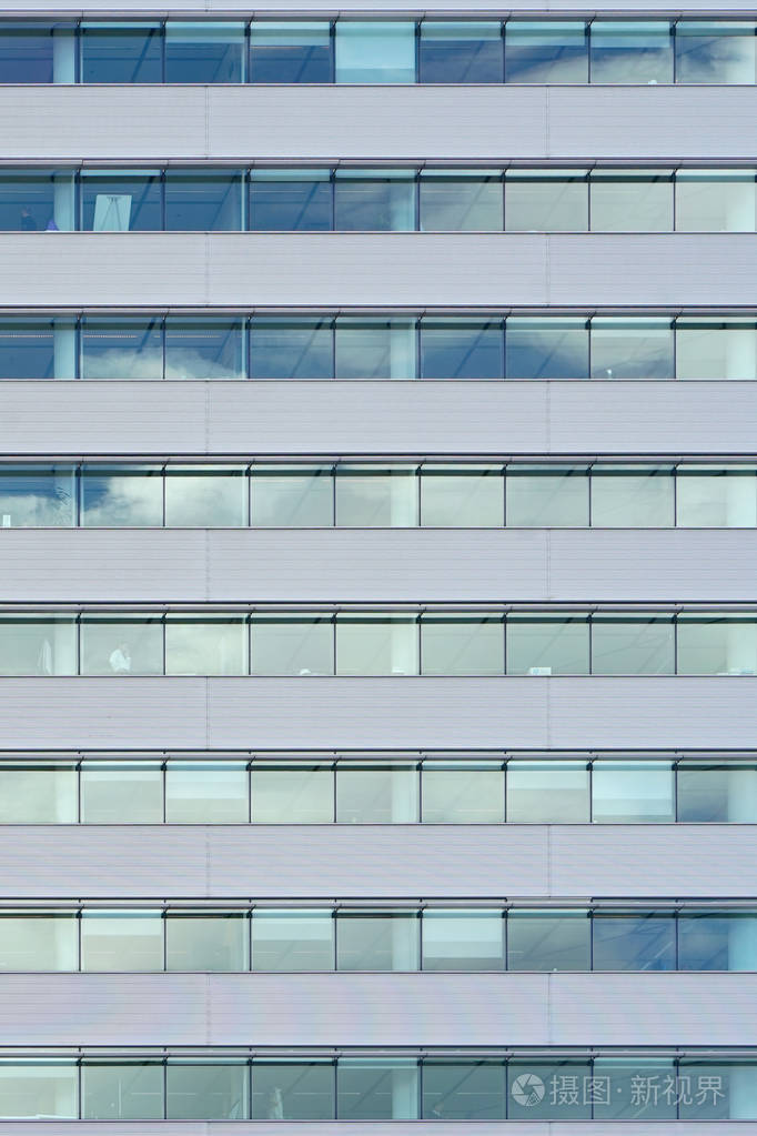 现代城市商务大厦摩天大楼的玻璃灰色方形窗户. 大楼里的玻璃阳台. 新