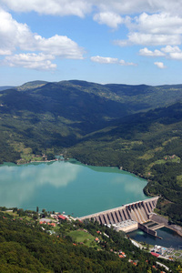 德里纳河和山丘景观上的秘鲁水力发电厂