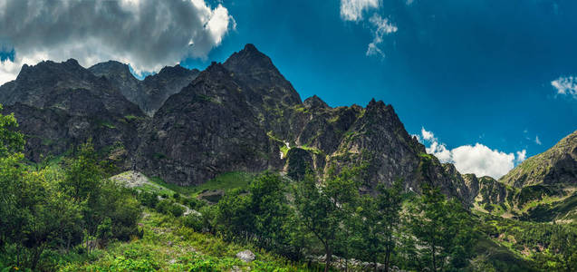 岩石山脉山峰的全景。