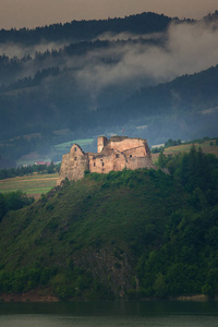 中世纪城堡在尼德齐卡在波兰南部与科尔茨廷湖周围。