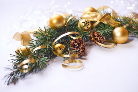 圣诞树树枝上有金球和丝带