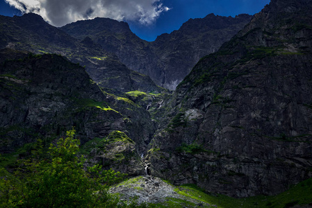 从山上流下的山溪上的风景。