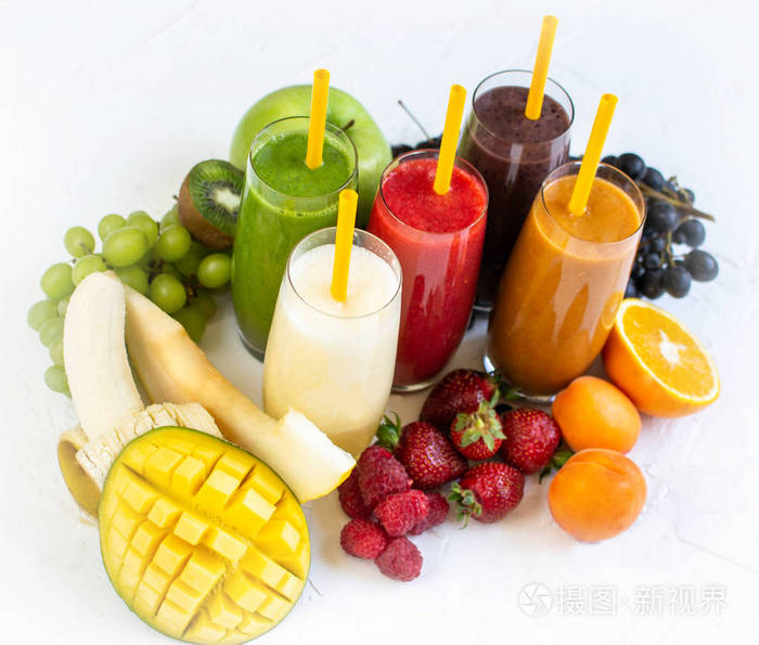 新鲜的彩色果汁冰沙绿黄橙紫白色热带水果芒果甜瓜猕猴桃香蕉桃子葡萄