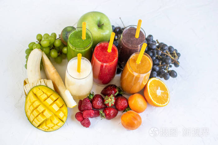 新鲜的彩色果汁冰沙绿黄橙紫白色热带水果芒果甜瓜猕猴桃香蕉桃子葡萄
