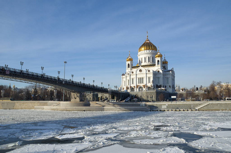在阳光明媚的日子里，基督大教堂救世主和父权制桥梁的冬季景观。 俄罗斯