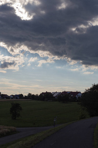 在六月的一个阳光明媚的日子里，在德国南部，你可以看到蓝天上有夏天的云，笼罩着乡村的一片风景