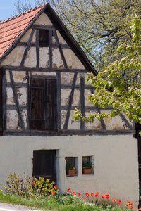 在春天，德国南部农村地区，建筑物前的栅栏门窗屋顶和建筑物是典型的浪漫景色