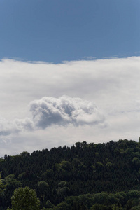 在六月的一个阳光明媚的日子里，在德国南部，你可以看到蓝天上有夏天的云，笼罩着乡村的一片风景
