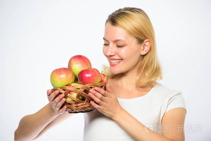 您的大部分餐点将由 apple 组成。女孩持有篮子与苹果白色背景。新陈代谢和节食。健康的营养概念。女人知道如何保持身材和健康