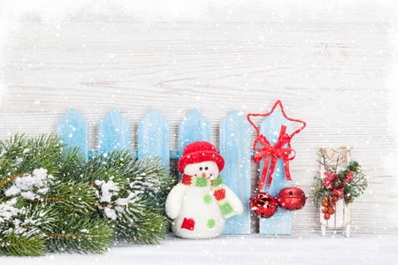 圣诞雪人和雪橇玩具和杉树枝。 圣诞背景与复制空间