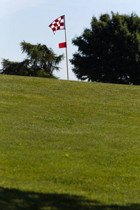 在六月的一个阳光明媚的日子里，在德国南部，你会看到有绿色的高尔夫球场，有球员的高尔夫球场，有旗子和沙子的高尔夫球区