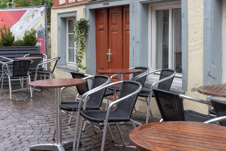 德国南部雨天室外咖啡馆的细节。