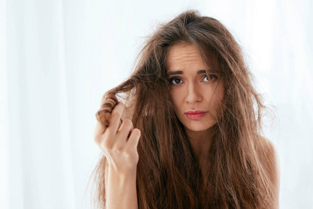头发问题。长头发干燥和受损的妇女