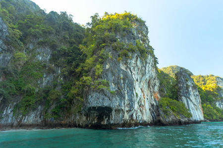 背景上的岩石和海洋接近