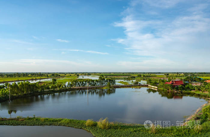 农村田野和鱼塘的美丽